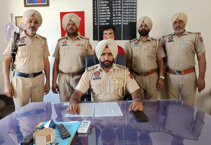 डकैती कांड के एक भगोड़े अपराधी को पुलिस ने गिरफ्तार कर लिया